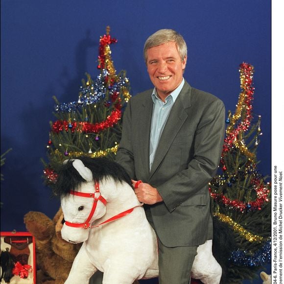 © Jean-Jacques Datchary/ABACA. 30804-6. Paris-France, 4/12/2001. Bruno Masure pose pour une séance photo a l'occasion de l'enregistrement de l'emission de Michel Drucker Vivement Noel.