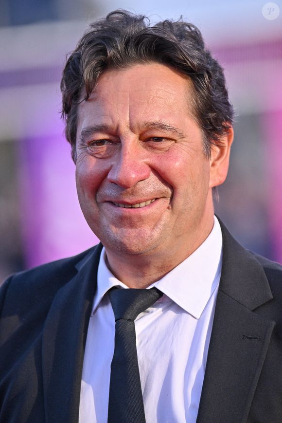 Laurent Gerra assiste à la cérémonie d'ouverture du 48e Festival du film américain de Deauville, à Deauville, en France, le 2 septembre 2022. Photo par Julien Reynaud/APS-Medias/ABACAPRESS.COM