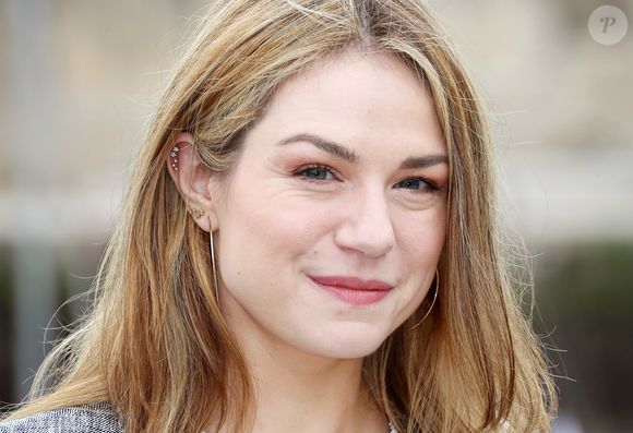 Victime d'un cancer très rare, Emilie Dequenne a partagé un touchant message sur Instagram à propos de son traitement mais aussi et surtout concernant le soutien d'une extrême bienveillance dont a fait preuve le personnel soignant
Emilie Dequenne - Photocall "Un Homme Ordinaire" lors de la 21ème édition du Festival de la Fiction TV de la Rochelle ©Patrick Bernard / Bestimage