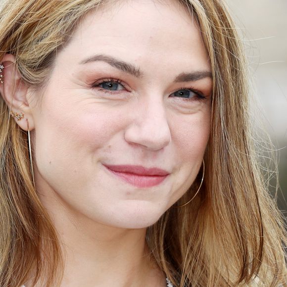 Victime d'un cancer très rare, Emilie Dequenne a partagé un touchant message sur Instagram à propos de son traitement mais aussi et surtout concernant le soutien d'une extrême bienveillance dont a fait preuve le personnel soignant
Emilie Dequenne - Photocall "Un Homme Ordinaire" lors de la 21ème édition du Festival de la Fiction TV de la Rochelle ©Patrick Bernard / Bestimage