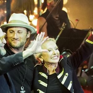 Christopher Stills, fils de Véronique Sanson, s'est marié - Stephen Stills et Christopher Stills - Véronique Sanson en concert pour l'ouverture du festival des Francofolies de La Rochelle. Le 11 juillet 2018 ©Bestimage