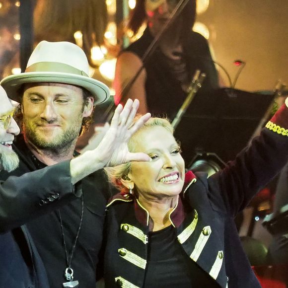 Christopher Stills, fils de Véronique Sanson, s'est marié - Stephen Stills et Christopher Stills - Véronique Sanson en concert pour l'ouverture du festival des Francofolies de La Rochelle. Le 11 juillet 2018 ©Bestimage