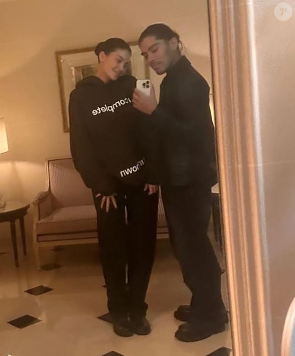 Comme l'ont rapporté nos confrères du Daily Mail et d'autres médias anglophones ce dimanche 23 février 2025, Jesus Guerrero - son célèbre coiffeur - est décédé subitement à l'âge de 34 ans.

Jesus Guerrero immortalisé sur la Toile aux côtés de Kylie Jenner. (Capture d'écran Instagram - Jesushair)