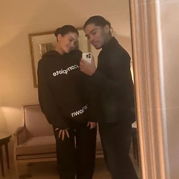 Comme l'ont rapporté nos confrères du Daily Mail et d'autres médias anglophones ce dimanche 23 février 2025, Jesus Guerrero - son célèbre coiffeur - est décédé subitement à l'âge de 34 ans.

Jesus Guerrero immortalisé sur la Toile aux côtés de Kylie Jenner. (Capture d'écran Instagram - Jesushair)