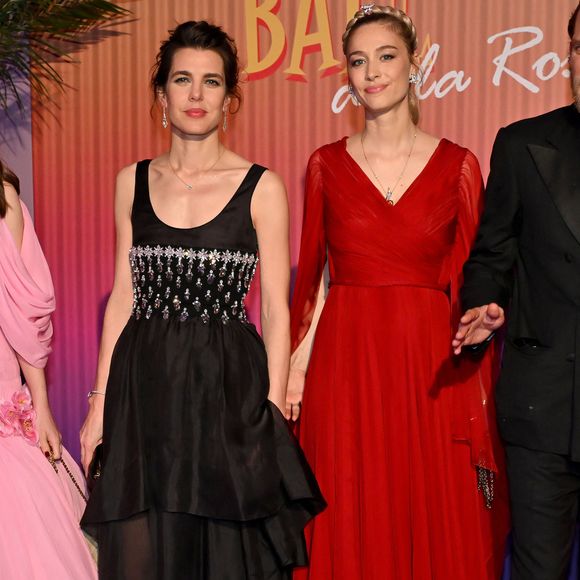 Présentes au Bal de la Rose dans la Salle des Étoiles au Sporting Monte-Carlo, Charlotte Casiraghi et Béatrice Borromeo ont choisi toutes les deux des robes Haute-Couture pour honorer cette soirée

Charlotte Casiraghi et Beatrice Borromeo durant la 69ème édition du Bal de la Rose dans la Salle des Étoiles du Sporting Monte-Carlo à Monaco
 © Bruno Bebert / Pool Monaco / Bestimage