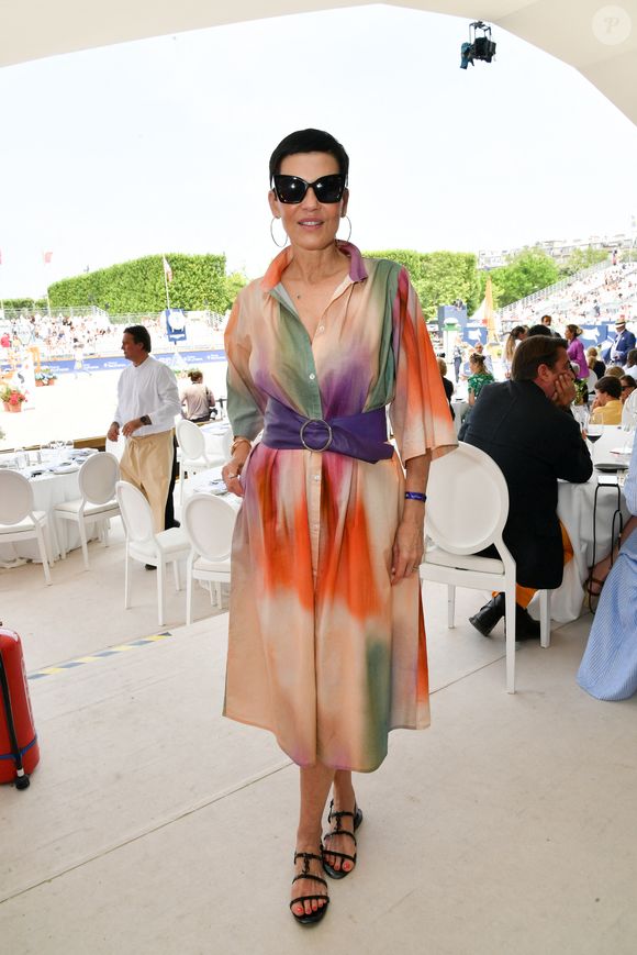 Exclusif - Cristina Cordula dans la tente VIP lors du Longines Paris Eiffel Jumping au pied de la Tour Eiffel sur le Champ-de-Mars à Paris, France, le 22 juin 2025.

© Perusseau-Veeren/Bestimage