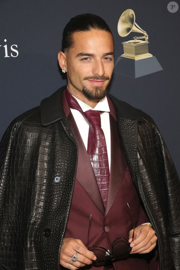 Hydratation et protection solaire complètent ensuite sa routine minimaliste avec des soins signés Kiehl's et ISDIN.

Maluma à la 66ème soirée Pré-Grammy Awards en hommage à Jon Platt au Beverly Hilton le 03 février 2024 à Beverly Hills, Californie. 

Photo Press Service / BESTIMAGE
