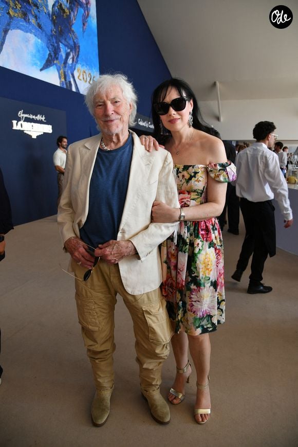 Hugues Aufray et sa femme Murielle dans l’espace VIP “le Pavillon Eiffel,” lors de la 12ème édition Longines Paris Eiffel Jumping au pied de la Tour Eiffel sur le Champ-de-Mars à Paris, France le 20 juin 2026

© Perusseau / Veeren / Bestimage