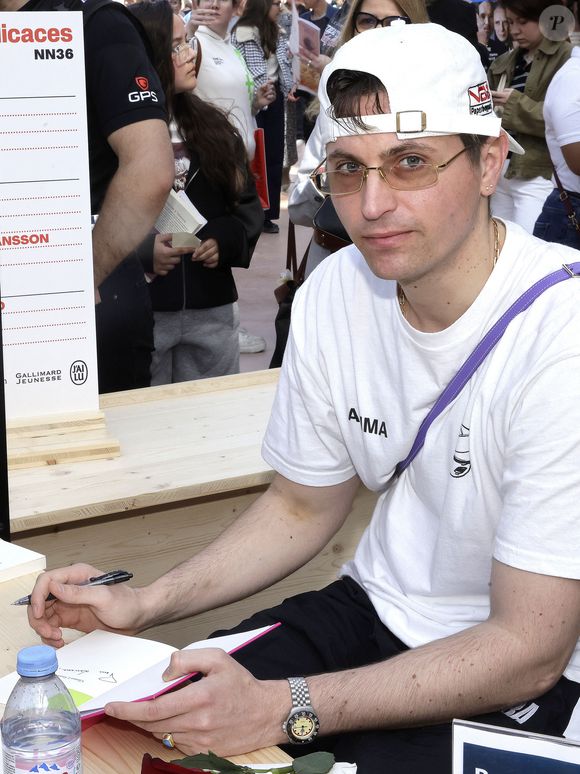 Plus de 450 maisons d’édition et 1 600 auteurs étaient présents pour rencontrer le public.

Raphael Quenard en dédicace lors du 5ème festival du Livre de Paris au Grand Palais (17 - 19 avril 2026) à Paris, le 19 avril 2026.
© Cédrice Perrin / Bestimage