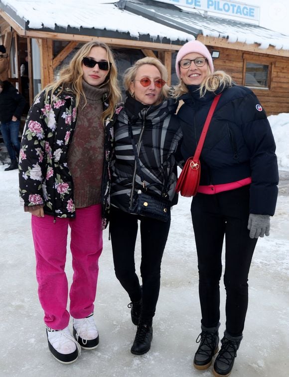 Chloé Jouannet, Audrey Lamy et Alexandra Lamy sur le circuit sur glace Skoda dans le cadre du 27ème festival International du Film de Comédie de l'Alpe d'Huez, le 19 janvier 2023 / DOMINIQUE JACOVIDES / BESTIMAGE