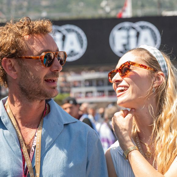 Pierre Casiraghi et son épouse Béatrice Borromeo dans le paddock lors des qualifications précédant le Grand Prix de Formule 1 de Monaco, au Circuit de Monaco, le 6 juin 2026 à Monte-Carlo, Monaco. Photo d'Alexis Jumeau/ABACAPRESS.COM
