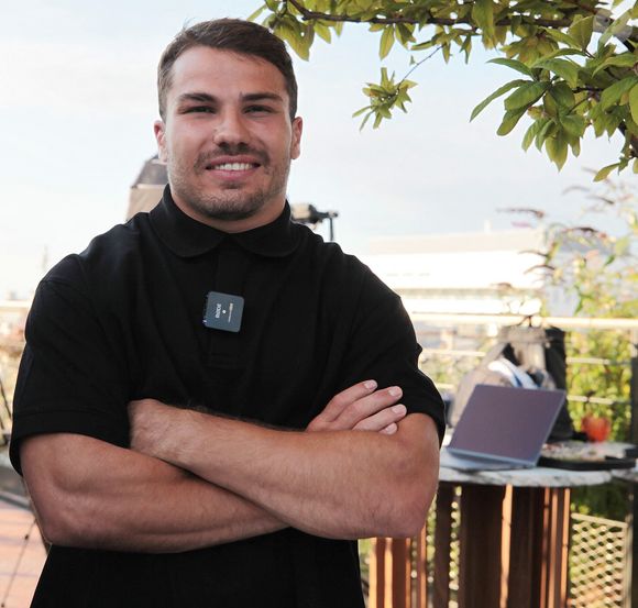 Exclusif - Rencontre avec le joueur de rugby Antoine Dupont à la Tour Eiffel à Paris.
© Jonathan Rebboah / Panoramic / Bestimage