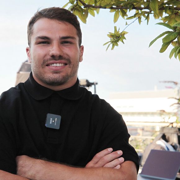 Exclusif - Rencontre avec le joueur de rugby Antoine Dupont à la Tour Eiffel à Paris.
© Jonathan Rebboah / Panoramic / Bestimage
