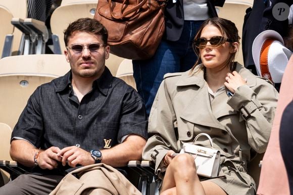 Un état d'esprit qu'elle revendique aujourd'hui dans sa relation avec Antoine Dupont. 

Antoine Dupont et sa compagne Iris Mittenaere en tribunes lors de la finale messieurs des Internationaux de France de Tennis de Roland Garros 2025 (jour 15), à Paris, France, le 8 juin 2025. © Cyril Moreau/Bestimage
