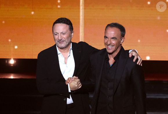 Exclusif - Arthur et Nikos Aliagas lors de l'enregistrement de l'émission "La chanson secrète N°14", présentée par N.Aliagas et diffusée le 26 décembre sur TF1, consacrée à Nikos Aliagas à Paris le 10 décembre 2025. © Jacovides-Moreau/Bestimage