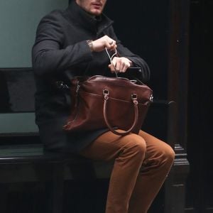 Exclusif -Louis Sarkozy consulte son ordinateur sur un banc à New York le 3 novembre 2017.