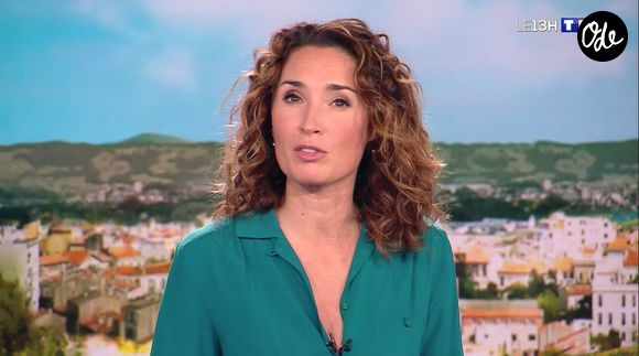 Marie-Sophie Lacarrau garde le souvenir de douleurs particulièrement intenses, qu'elle décrit comme étant "40 fois plus fortes qu'une rage de dent". 

Info - Marie-Sophie Lacarrau atteinte de la Covid-19 - Illustration du premier journal de 13 h présenté par Marie-Sophie Lacarrau et diffusé en direct sur TF1, Paris, le 4 janvier 2020