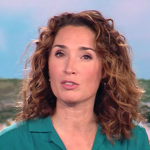 Marie-Sophie Lacarrau garde le souvenir de douleurs particulièrement intenses, qu'elle décrit comme étant "40 fois plus fortes qu'une rage de dent". 

Info - Marie-Sophie Lacarrau atteinte de la Covid-19 - Illustration du premier journal de 13 h présenté par Marie-Sophie Lacarrau et diffusé en direct sur TF1, Paris, le 4 janvier 2020