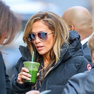 On a bien du mal à le croire même en le relisant à de multiples reprises, mais oui : Jennifer Lopez a bel et bien 55 ans. 

Jennifer Lopez a été aperçue en train de siroter sa boisson verte en quittant le plateau de tournage du film Hustlers à New York, NY, États-Unis Photo by Felipe Ramales/Splash News/ABACAPRESS.COM