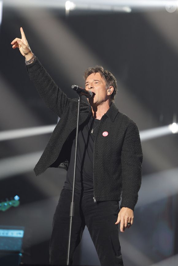 Exclusif - David Hallyday lors du concert du gala de Noël de l'association Tout le monde contre le cancer fête ses 20 ans diffusé le 24 décembre sur M6 à l'Adidas Arena Porte de la Chapelle à Paris, France, le 4 décembre 2025. © Coadic Guirec/Bestimage