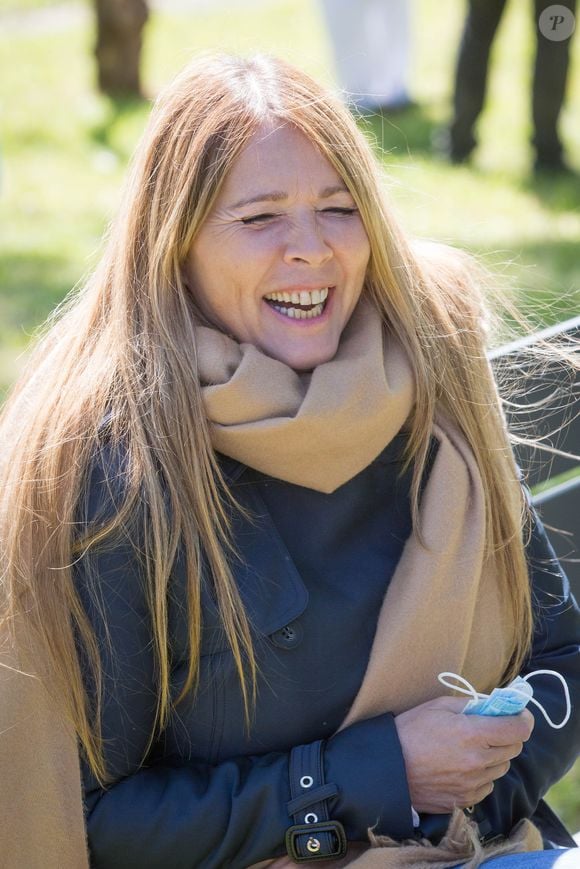 Exclusif - Hélène Rolles - Reprise du tournage de la série "Les Mystères de l'amour" à Cergy-Pontoise (Val d'Oise) après 2 mois d'arrêt dû au confinement en pleine épidémie de Coronavirus Covid-19 le 14 mai 2020. 

AGENCE / BESTIMAGE