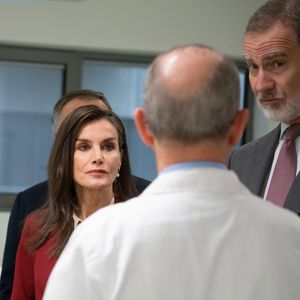 La reine Letizia d'Espagne va être hospitalisée

Le roi Felipe VI et la reine Letizia d’Espagne assistent à l'inauguration du nouvel hôpital universitaire de Cuenca.