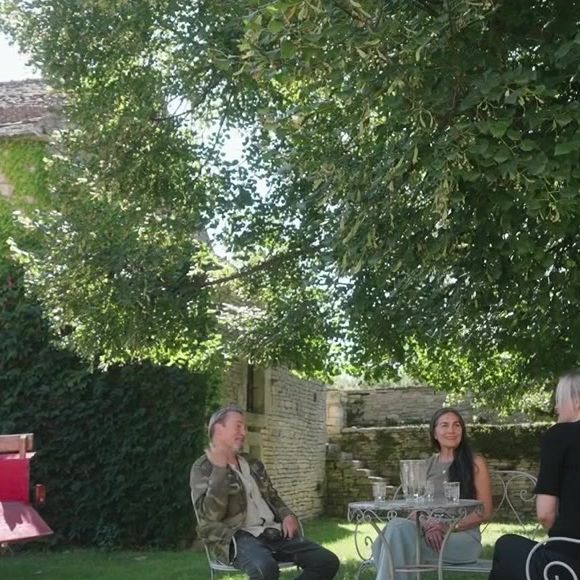 Né à Chalon-sur-Saône, l’artiste a racheté récemment une bâtisse hors du commun : la Ferme du Fossé, située à Échevannes...

Florent Pagny dans l'émission "Sept à Huit" ce dimanche 31 août 2025. Accompagné de sa femme Azucena Caamaño, il accorde une interview exclusive à Audrey Crespo-Mara.