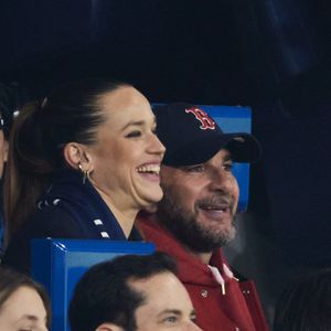 Michaël Youn et Constance Gay - Célébrités assistent au 1/8e de finale aller de la Ligue des champions 2024-25 entre le PSG contre Liverpool (0-1) au Parc des Princes à Paris le 5 mars 2025. © Cyril Moreau/Bestimage