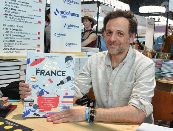 Avec sa femme, ils forment une belle équipe qui s'activent pour On va déguster sur France Inter et Très très bon, en passant désormais par "Top chef". 


François-Régis Gaudry  - Festival du Livre de Paris vendredi 12 avril 2024 Grand Palais éphémère à Paris.