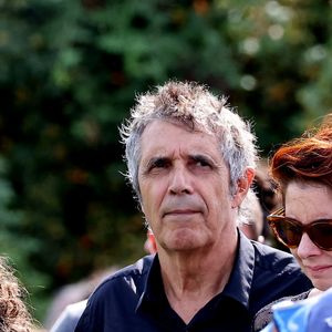 Julien Clerc et sa femme Hélène Grémillon aux obsèques civiles du journaliste Gérard Leclerc au cimetière des Trois-Moutiers à Loudun, dans la Vienne, France, le 24 août 2023; dont son père avait longtemps été le maire et où il avait lui-même siégé au conseil municipal. Le journaliste est mort dans un accident d'avion touristique qui s'est écrasé le 15 août. © Dominique Jacovides/Bestimage
