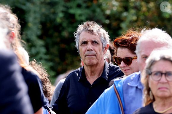 Julien Clerc et sa femme Hélène Grémillon aux obsèques civiles du journaliste Gérard Leclerc au cimetière des Trois-Moutiers à Loudun, dans la Vienne, France, le 24 août 2023; dont son père avait longtemps été le maire et où il avait lui-même siégé au conseil municipal. Le journaliste est mort dans un accident d'avion touristique qui s'est écrasé le 15 août. © Dominique Jacovides/Bestimage
