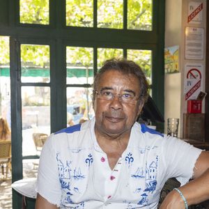 Le célèbre chanteur, qui fêtera bientôt ses 78 ans, s'associe à une experte du secteur pour donner vie à un projet inédit : "une banque des rêves du monde entier".

Exclusif - Laurent Voulzy lors des séances de dédicaces "Les Plumes de Ramatuelle" au café de l'Ormeau, le 10 août 2025.

© Cyril Bruneau / Bestimage