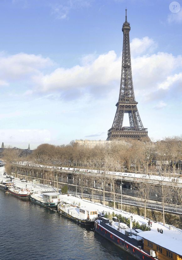 La tour Eiffel et le Champ-de-Mars sont sous la neige à Paris le 7 janvier 2026.

© Christophe Aubert / Bestimage