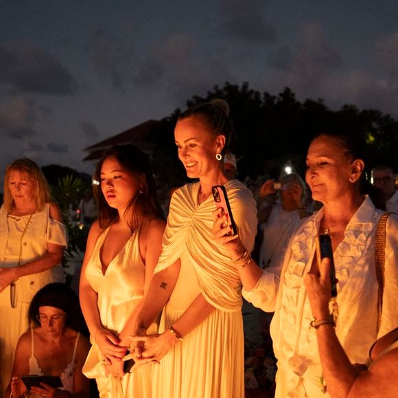 Exclusif - Hommage de Laeticia Hallyday et de sa fille Joy pour le huitième anniversaire de la mort de Johnny Hallyday au cimetière de Lorient sur l'île de Saint-Barthélemy, Antilles françaises, France, le 5 décembre 2025. © Sam Delpech/Bestimage Pour infos voir vendeur