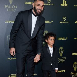 Karim Benzema et son fils Ibrahim - Photocall de la 66ème cérémonie du Ballon d’Or au Théâtre du Chatelet à Paris le 17 octobre 2022. © Cyril Moreau/Bestimage