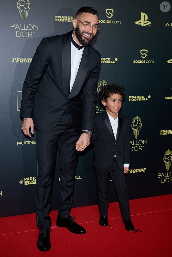 Karim Benzema et son fils Ibrahim - Photocall de la 66ème cérémonie du Ballon d’Or au Théâtre du Chatelet à Paris le 17 octobre 2022. © Cyril Moreau/Bestimage
