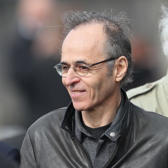Jean-Jacques Goldman vit loin de la scène depuis des années, sans avoir rompu le lien avec son public.

Jean-Jacques Goldman et Maxime Le Forestier lors des obsèques de Véronique Colucci au cimetière communal de Montrouge @Agence / Bestimage