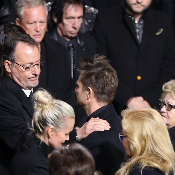 Jean Reno, David Hallyday, Laeticia Hallyday, Sylvie Vartan, Elyette (Mamie Rock) - Personnalités aux obsèques du chanteur Johnny Hallyday en l'église La Madeleine à Paris, France, le 9 décembre 2017. © Borde-Jacovides/Bestimage