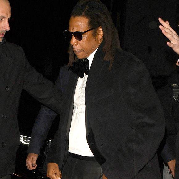 Dans un document relayé ce 26 décembre 2024 par plusieurs médias américains, dont le magazine "People", la juge américaine Analisa Torres, a vivement critiqué la stratégie adoptée par les représentants de Jay-z, dans cette sordide affaire.

30 novembre 2023. Beyonce, Jay Z et sa fille Blue Ivy au Harry's Bar à Mayfair, Londres. Sur la photo, Jay Z.