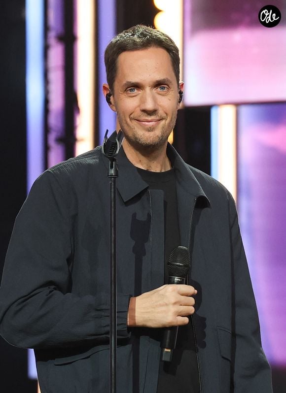 "Évidemment, je la suivais, la France. Je regardais les infos, je suivais les réseaux. Eh bah, il y a un moment où je me dis, bon, cette tension-là, ces clivages permanents, ça ne me manque pas."

Grand Corps Malade (Fabien Marsaud) - Les personnalités se mobilisent lors de la 37ème édition du Téléthon sur le plateau de France 2, avec pour parrain Vianney. Le 8 décembre 2023. © Coadic Guirec / Bestimage