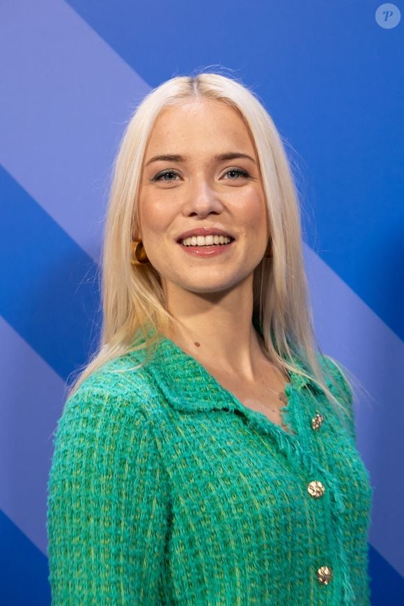 Manon Chevallier apparaît à ses côtés dans une maison avec piscine, dans un décor tropical.


La comédienne de "Plus belle la vie, encore plus belle" Manon Chevallier assiste à un photocall lors de la deuxième journée du festival Series Mania le 16 mars 2024 à Lille, France. Photo by Sebastien Courdji/ABACAPRESS.COM