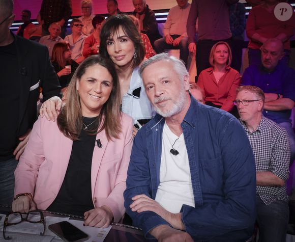 Exclusif - Valérie benaim, Géraldine Maillet, Jean-Michel Maire, sur le plateau de l’émission « TPMP » présentée par C.Hanouna et diffusée en direct sur Youtube et sur toutes les box (SFR, FREE, Bouygues, MyCanal etc), Paris, France, le 18 mars 2025. © Jack Tribeca / Bestimage