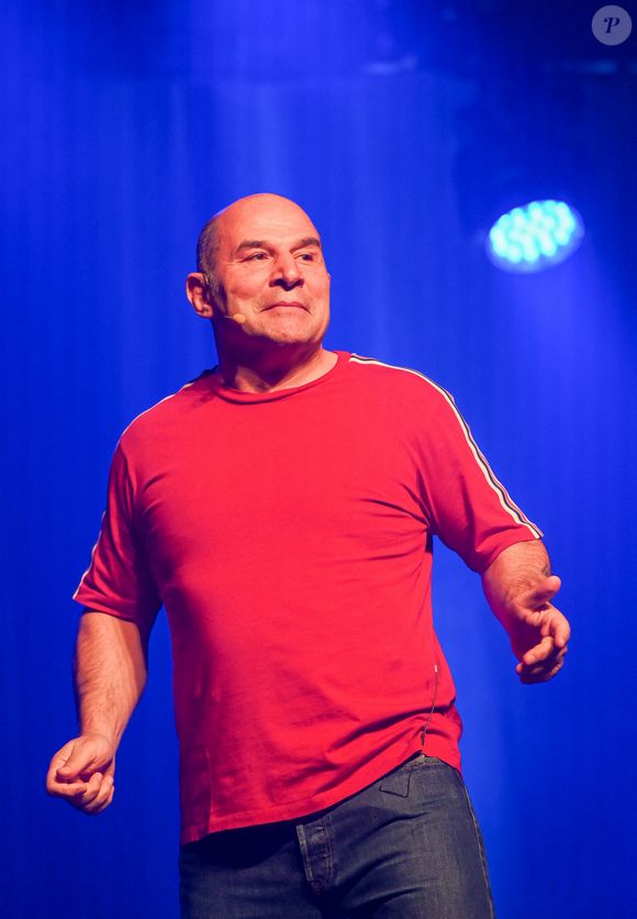 Exclusif - Vincent Moscato sur scène lors de la représentation exceptionnelle de son spectacle "Complètement Jojo" au théâtre du Gymnase. Paris, le 10 avril 2019. © Guirec Coadic/Bestimage