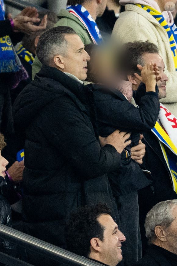 Guillaume Canet et ses enfants Marcel et Louise dans les tribunes du match de qualification de la Coupe du monde 2026 entre la France contre l'Ukraine (4-0) au Parc des Princes à Paris le 13 novembre 2025. © Cyril moreau/Bestimage