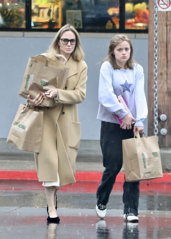Angelina Jolie et sa fille Vivienne en mode plein de course à Los Angeles le 20 février 2024 © Backgrid USA / Bestimage