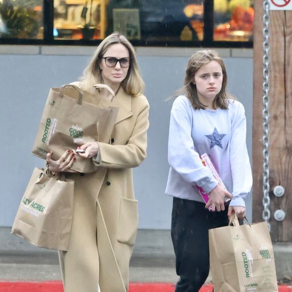 Angelina Jolie et sa fille Vivienne en mode plein de course à Los Angeles le 20 février 2024 © Backgrid USA / Bestimage