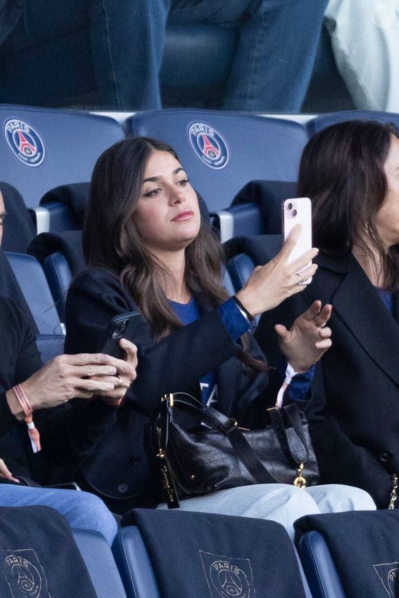 La famille de Luis Enrique; Sira Martínez, sa fille - Célébrités dans les tribunes lors du match retour de la Ligue Des Champions 2024-2025 (LDC) "PSG - Arsenal" (2-1) au Parc des Princes à Paris le 7 mai 2025. © Cyril Moreau/Bestimage