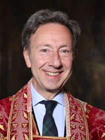 Invitée dans la maison de Stéphane Bern dans le Perche, Calisson Goasdoué (Danse avec les stars) découvre des objets qui prennent beaucoup de place