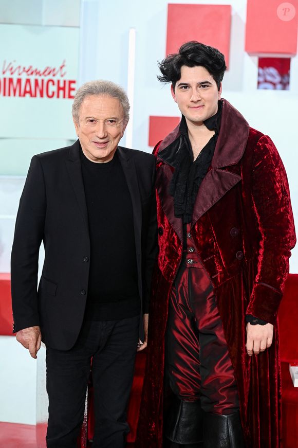 Exclusif - Michel Drucker et Gjon's Tears lors de l'enregistrement de l'émission Vivement dimanche présentée par M.Drucker aux studios Rive Gauche, à Paris, France, le 1er octobre 2025. Diffusion sur France 3 le 9 novembre 2025. © Guillaume Gaffiot/Bestimage