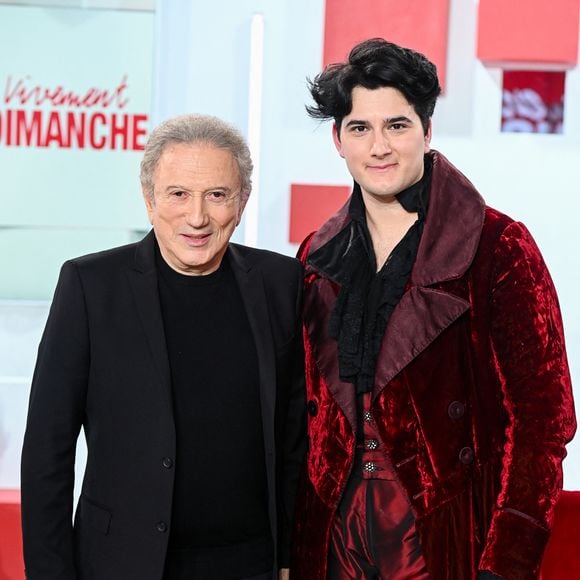 Exclusif - Michel Drucker et Gjon's Tears lors de l'enregistrement de l'émission Vivement dimanche présentée par M.Drucker aux studios Rive Gauche, à Paris, France, le 1er octobre 2025. Diffusion sur France 3 le 9 novembre 2025. © Guillaume Gaffiot/Bestimage